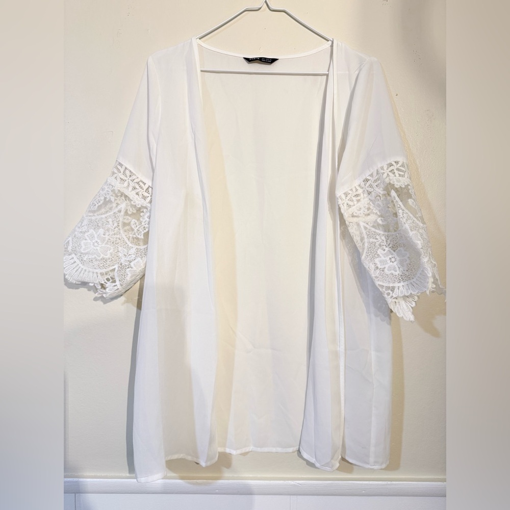 SHEIN White Kimono with Lace feature on the sleeves- size small